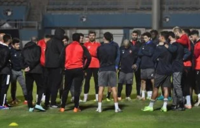 أيمن الرمادي يجتمع باللاعبين أيمن الرمادي يجتمع باللاعبين