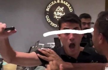 عامل يهدد سيدة بسكين داخل محل بوظة وبراد عامل يهدد سيدة بسكين داخل محل بوظة وبراد