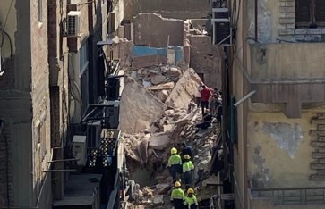 انهيار عقار الفنان نور الشريف بحي السيدة زينب 