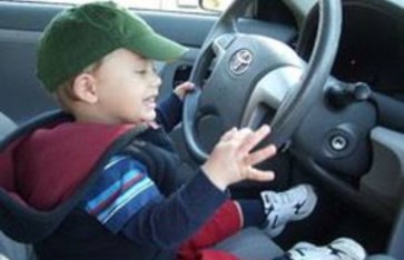 سقوط طفل من سيارة تقودها والدته  سقوط طفل من سيارة تقودها والدته