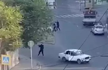 عامل يطلق النار- صورة أرشيفية عامل يطلق النار- صورة أرشيفية