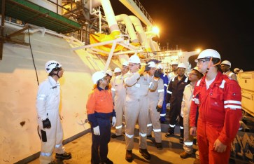 وزير البترول خلال الجولة 