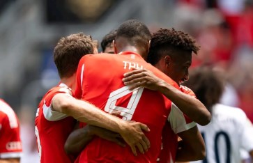 بايرن ميونخ و أوكلاند سيتي  بايرن ميونخ و أوكلاند سيتي