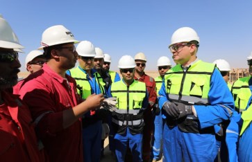 وزير البترول خلال الزيارة وزير البترول خلال الزيارة