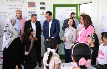 رئيس الوزراء خلال زيارة مدرسة فى البحيرة رئيس الوزراء خلال زيارة مدرسة فى البحيرة