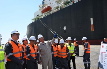 رئيس الوزراء يتفقد سفينة التغييز فى ميناء السخنة رئيس الوزراء يتفقد سفينة التغييز فى ميناء السخنة