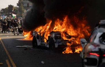 اشتباكات عنيفة بين الشرطة الأمريكية والمتظاهرين اشتباكات عنيفة بين الشرطة الأمريكية والمتظاهرين