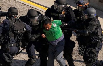 متظاهرين يتم إلقاء القبض عليهم متظاهرين يتم إلقاء القبض عليهم