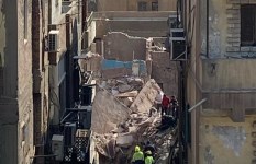 انهيار عقار الفنان نور الشريف بحي السيدة زينب 