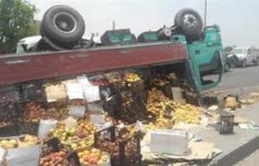 انقلاب سيارة فاكهة انقلاب سيارة فاكهة