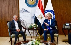 وزير البترول خلال اللقاء 
