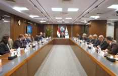 وزير البترول خلال اللقاء 