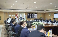 وزير البترول خلال اللقاء