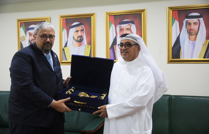 رئيس الغرفة والسفير الماليزي رئيس الغرفة والسفير الماليزي