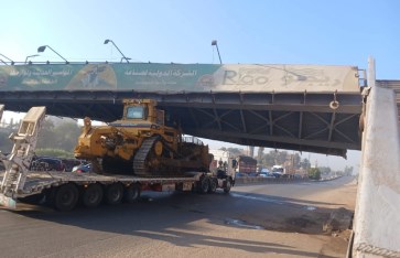 اصطدام تريلا محملة ببلدوزر في كوبري المشاه  اصطدام تريلا محملة ببلدوزر في كوبري المشاه