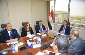 اجتماع وزير التموين مع قيادات الشركة العامة لتجارة الجملة اجتماع وزير التموين مع قيادات الشركة العامة لتجارة الجملة