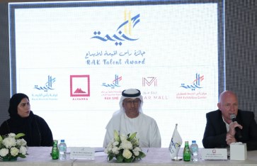 خلال المؤتمر الصحفي للاعلان عن الجائزة خلال المؤتمر الصحفي للاعلان عن الجائزة