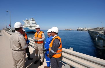 وزير البترول خلال جولته وزير البترول خلال جولته