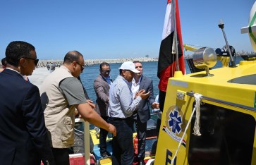 رئيس الوزراء يتفقد أول لنش إسعاف بحرى رئيس الوزراء يتفقد أول لنش إسعاف بحرى