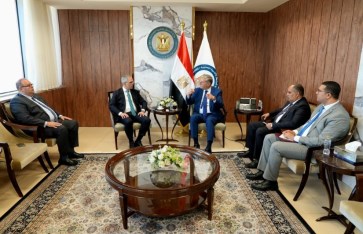 ةوير البترول مع الرئيس الإقليمي لشركة "شلمبرجير" ةوير البترول مع الرئيس الإقليمي لشركة "شلمبرجير"