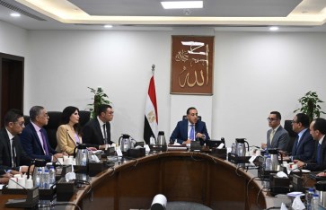 رئيس الوزراء يعرض النسخة النهائية لمشروع قانون "مناطق المال والأعمال" رئيس الوزراء يعرض النسخة النهائية لمشروع قانون "مناطق المال والأعمال"