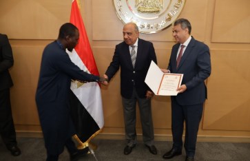 وزير الكهرباء يسلم شهادات التخرج للمتدربين الأفارقة وزير الكهرباء يسلم شهادات التخرج للمتدربين الأفارقة