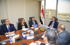 اجتماع وزير التموين مع قيادات الشركة العامة لتجارة الجملة اجتماع وزير التموين مع قيادات الشركة العامة لتجارة الجملة