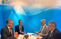 وزير البترول خلال اللقاء 