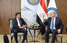 وزير البترول خلال اللقاء