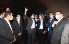 وزير الاتصالات أثناء تفقد آثار الحريق