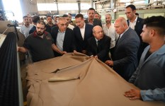 وزير الصناعة أثناء افتتاح أحد المصانع وزير الصناعة أثناء افتتاح أحد المصانع