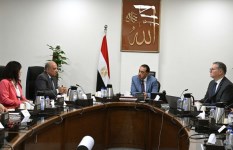 اجتماع رئيس الوزراء مع وزيرى البترول والكهرباء