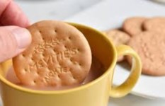 غمس البسكويت في الشاي