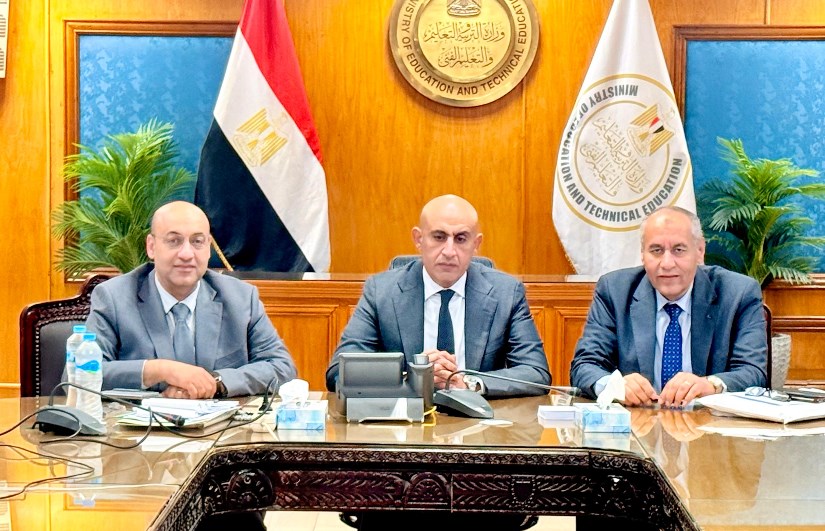 وزير التعليم يتابع الكاميرات وزير التعليم يتابع الكاميرات