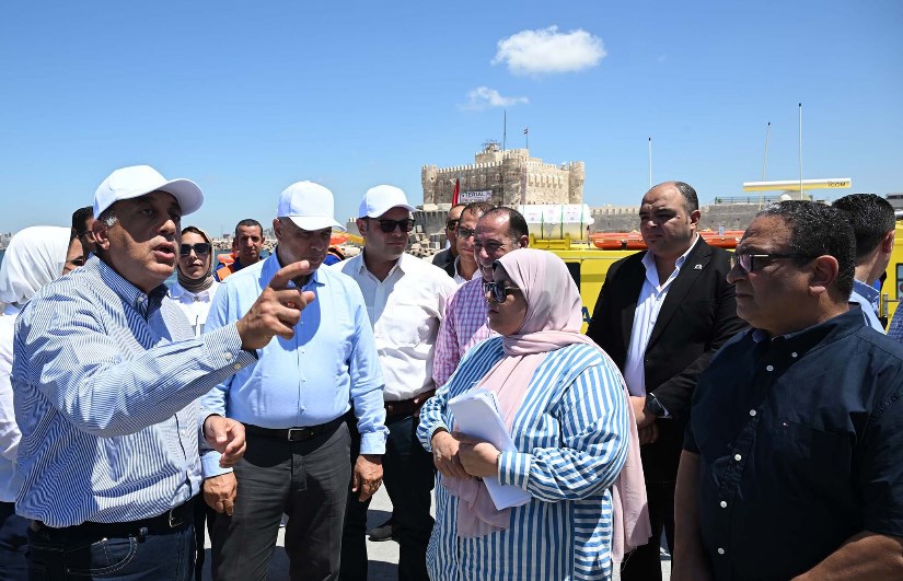 رئيس الوزراء يتفقد مشروعات الحماية البحرية بالإسكندرية رئيس الوزراء يتفقد مشروعات الحماية البحرية بالإسكندرية
