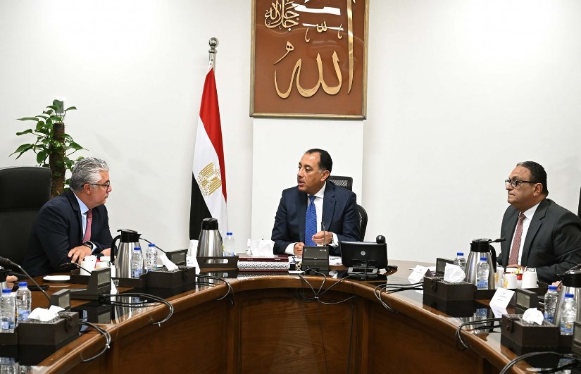 اجتماع رئيس الوزراء مع رئيس المنطقة الاقتصادية لقناة السويس اجتماع رئيس الوزراء مع رئيس المنطقة الاقتصادية لقناة السويس