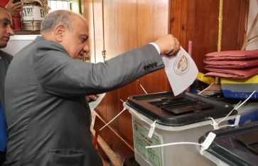 وزير الكهرباء يدلي بصوته في انتخابات الشيوخ  وزير الكهرباء يدلي بصوته في انتخابات الشيوخ