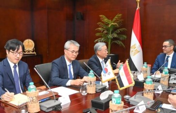 وزير الاستثمار وسفير كوريا الجنوبية  وزير الاستثمار وسفير كوريا الجنوبية