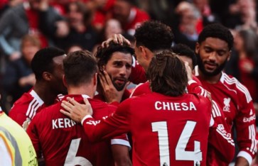 ليفربول في صدارة الدوري الإنجليزي  ليفربول في صدارة الدوري الإنجليزي