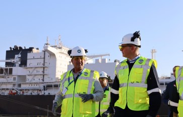 وزيرا البترول المصرى ونظيره الأردنى تجارب تشغيل سفينة التغييز "إنرجوس فورس"  وزيرا البترول المصرى ونظيره الأردنى تجارب تشغيل سفينة التغييز "إنرجوس فورس"