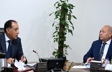 اجتماع لمناقشة الاستفادة من الأراضى الفضاء على كورنيش النيل اجتماع لمناقشة الاستفادة من الأراضى الفضاء على كورنيش النيل