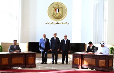 مراسم توقيع عقد إقامة مشروع ضخم لإنتاج الخلايا والألواح الشمسية مراسم توقيع عقد إقامة مشروع ضخم لإنتاج الخلايا والألواح الشمسية