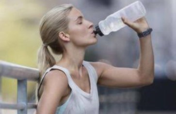 هيئة الخدمات الصحية البريطانية تحذر من إهمال شرب الماء في موجات الحر هيئة الخدمات الصحية البريطانية تحذر من إهمال شرب الماء في موجات الحر