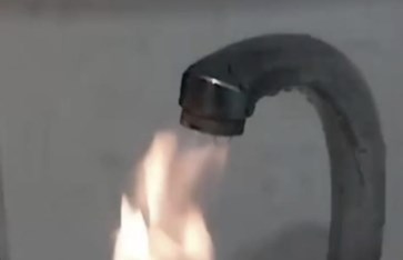 نزول نيران من صنابير المياه بقرية شرنوب بالبحيرة نزول نيران من صنابير المياه بقرية شرنوب بالبحيرة