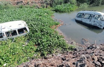انقلاب سيارتين سرفيس بمياه مصرف بالبحيرة انقلاب سيارتين سرفيس بمياه مصرف بالبحيرة
