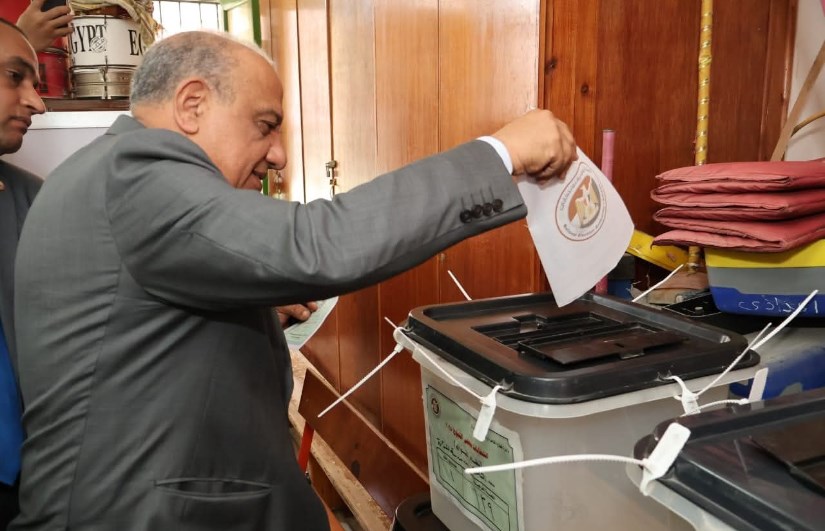 وزير الكهرباء يدلي بصوته في انتخابات الشيوخ وزير الكهرباء يدلي بصوته في انتخابات الشيوخ