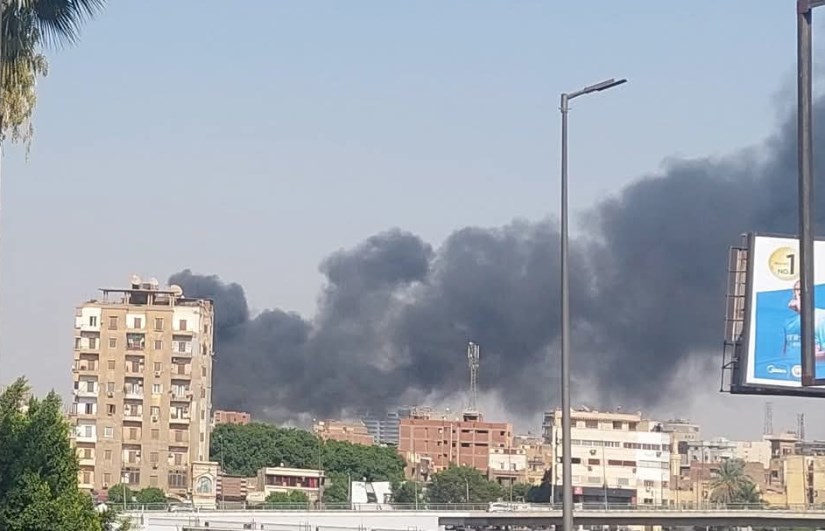 حريق داخل مخزن مواسير بلاستيكية حريق داخل مخزن مواسير بلاستيكية