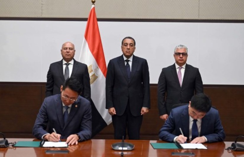توقيع عقد إنشاء اكبر مصنع اطارات السيارات توقيع عقد إنشاء اكبر مصنع اطارات السيارات