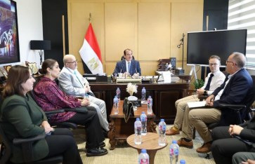 نائب وزير الصحة ووفد دولي