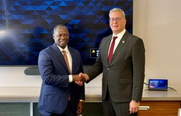 وزير البترول خلال اللقاء  وزير البترول خلال اللقاء